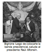 Bignone luego de colocarle la banda presidencial, saluda al presidente Ral Alfonsn. 