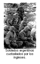 Soldados argentinos custodiados por los ingleses.