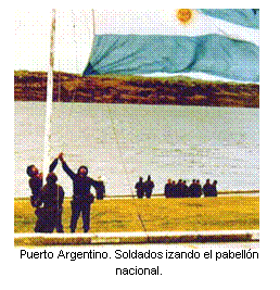 Puerto Argentino. Soldados izando el pabellón nacional.  