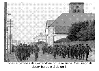 Tropas argentinas desplazándose por la avenida Ross luego del desembarco el 2 de abril.  