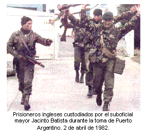 Cuadro de texto:    Prisioneros ingleses custodiados por el suboficial mayor Jacinto Batista durante la toma de Puerto Argentino. 2 de abril de 1982.  