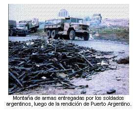 Montaña de armas entregadas por los soldados argentinos, luego de la rendición de Puerto Argentino.       