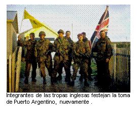 Integrantes de las tropas inglesas festejan la toma de Puerto Argentino,  nuevamente.    
