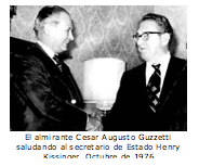 El almirante Cesar Augusto Guzzetti saludando al secretario de Estado Henry Kissinger. Octubre de 1976 
